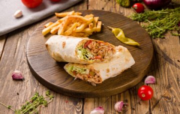 Шаурма с курицей и картошкой фри с перчиком