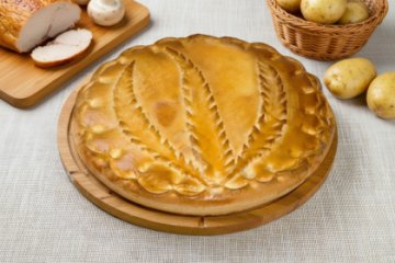 Сдобный пирог с индейкой, картофелем и грибами