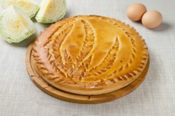 Сдобный пирог с капустой и яйцом