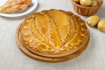 Сдобный пирог с куриной грудкой и картофелем