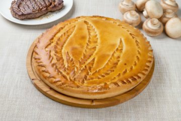 Сдобный пирог с мясом и грибами