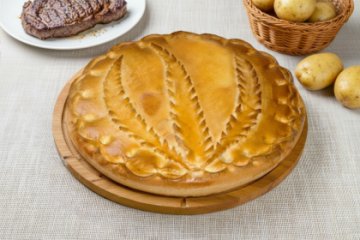 Сдобный пирог с мясом и картофелем