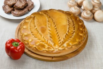 Сдобный пирог с телятиной, грибами и болгарским перцем