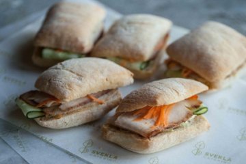 Сэндвич с курицей, салатом айсберг, кремом кимчи и огурцом 8 шт.