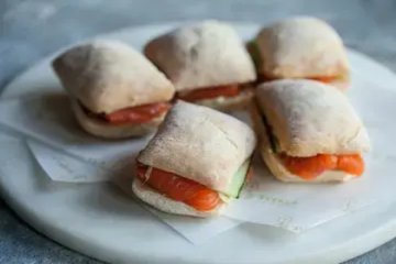 Сэндвич с лососем, сливочным хреном, салатом айсберг и огурцом 8 шт.