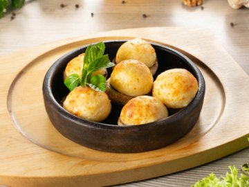 Шляпки шампиньонов с сыром сулугуни