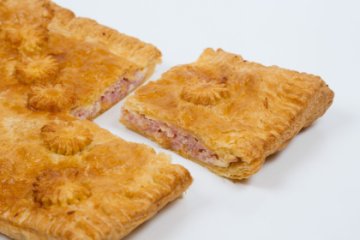 Слоёный пирог с ветчиной и сыром