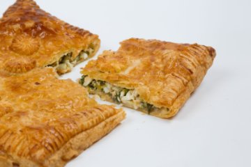 Слоёный пирог с зелёным луком и яйцом