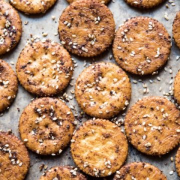 Снеки чесночные с кунжутом