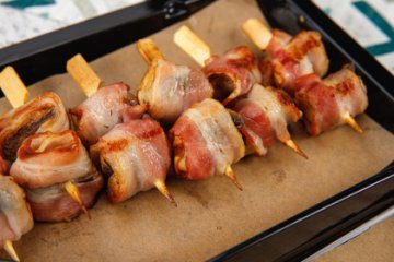 Шпажка с шампиньоном, обернутого в бекон на гриле 10 шт