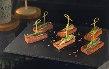 Шпроты с маринованным огурцом 6 шт