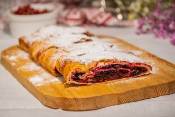 Штрудель с яблоками и черносливом