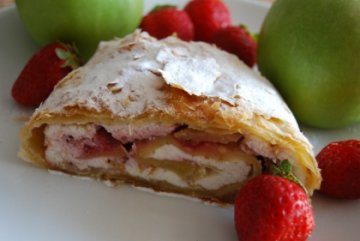 Штрудель с творогом и клубникой