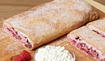 Штрудель с творогом и малиной