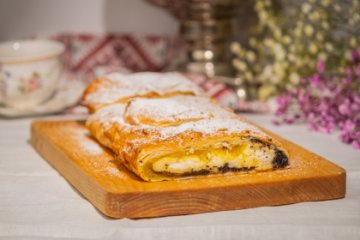 Штрудель с творогом, манго и маком