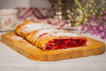 Штрудель с вишней