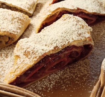 Штрудель с вишней