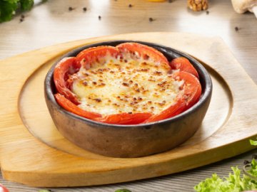 Сулугуни с помидорами на кеци