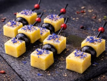 Сырная шпажка с васильком 