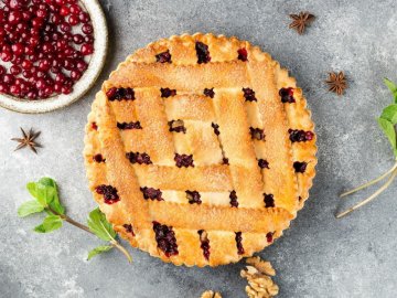 Тарт с брусникой и грецким орехом