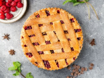 Тарт с малиной и темным шоколадом