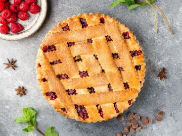 Тарт с малиной и темным шоколадом