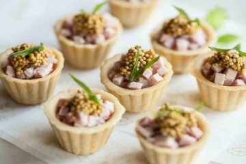 Тарталетки с окороком и горчичным муссом 12 шт.