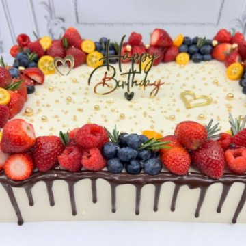 Торт «Ягодное лукошко» с топпером