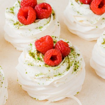 Торт «Анна Павлова» с клубникой, малиной и голубикой