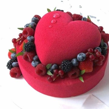 Торт «Бархатное сердце с ягодами»