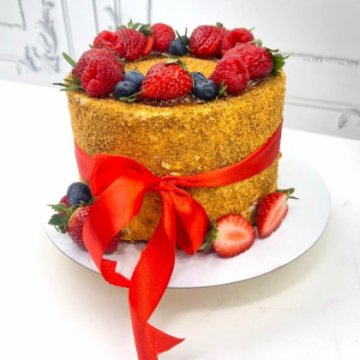Торт «Медовик с ягодами»