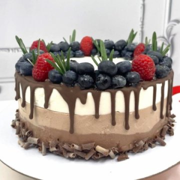 Торт «Три шоколада с голубикой»