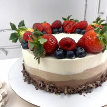 Торт «Три шоколада с клубникой»