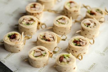 Тортилья-ролл с курицей, томатами и горчичным соусом 12 шт.