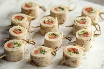 Тортилья-ролл с лососем, айсбергом, огурцом, сливочным хреном 12 шт.