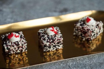 Тунец с кунжутом и понзу соусом,12 шт