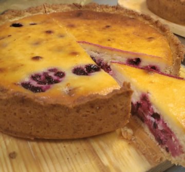 Творожный пирог с черной смородиной