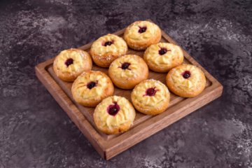 Ватрушка с творогом, украшенная вишней, 9 шт. 