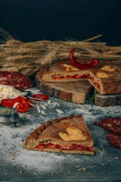 Вегетарианская пицца с колбаской и сыром сулугуни