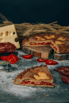 Закрытая веганская пицца с колбаской