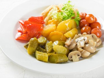Закуска из маринованных овощей
