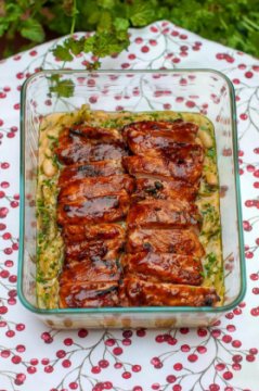 Запеченный цыпленок с фасолью и кабачком