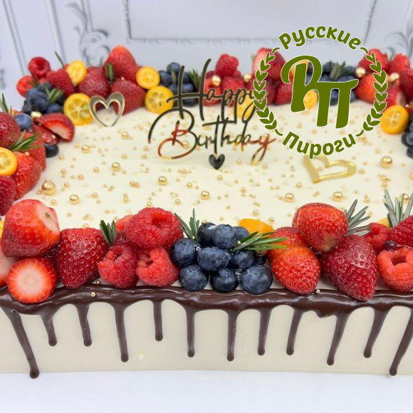 Торт «Ягодное лукошко» с топпером
