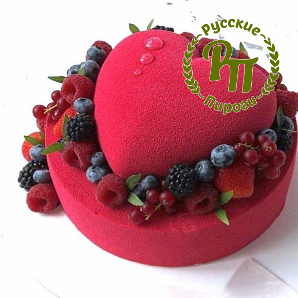 Торт «Бархатное сердце с ягодами»