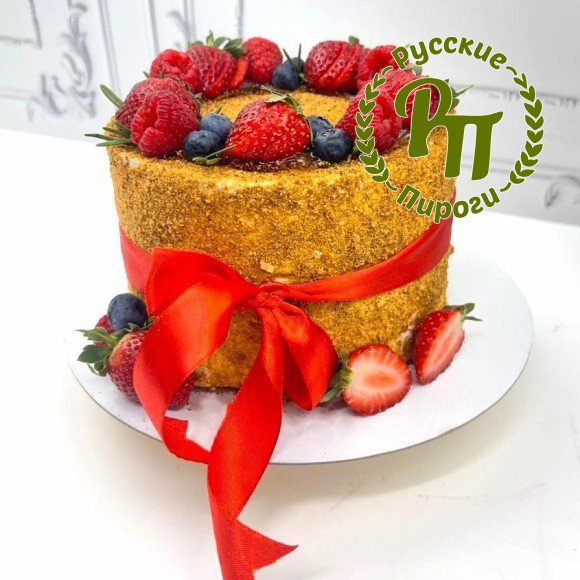 Торт «Медовик с ягодами»