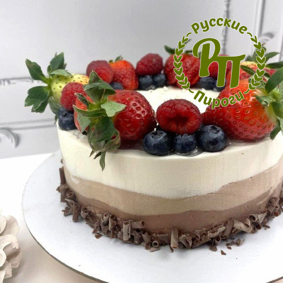 Торт «Три шоколада с клубникой»
