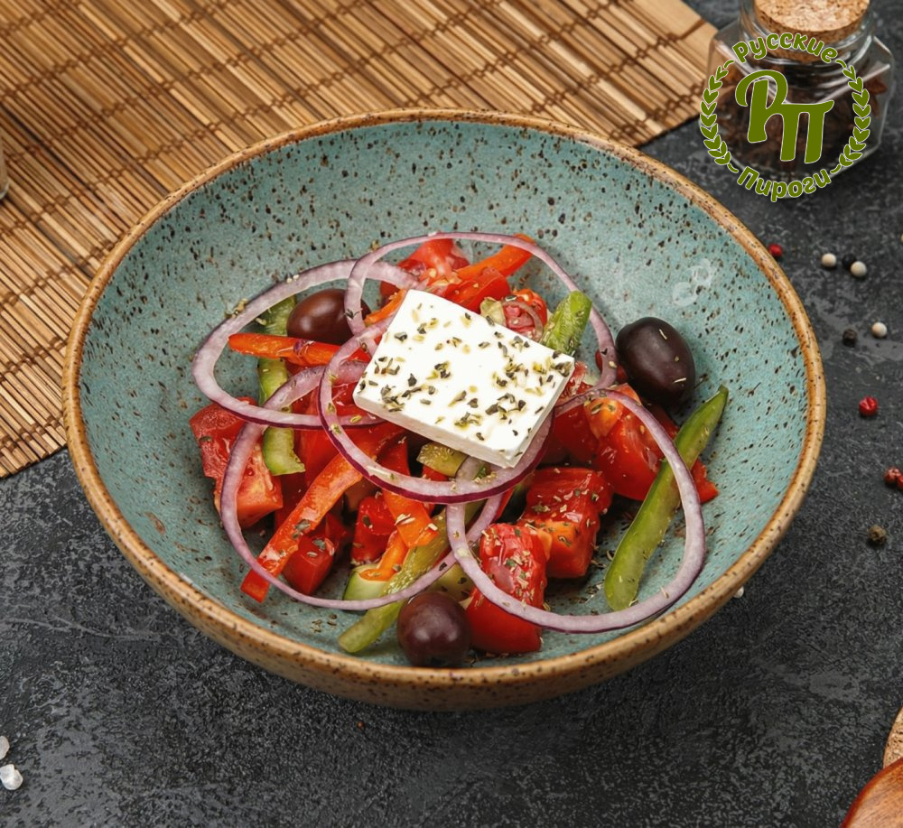 Традиционный греческий салат с фетой из Фессалии