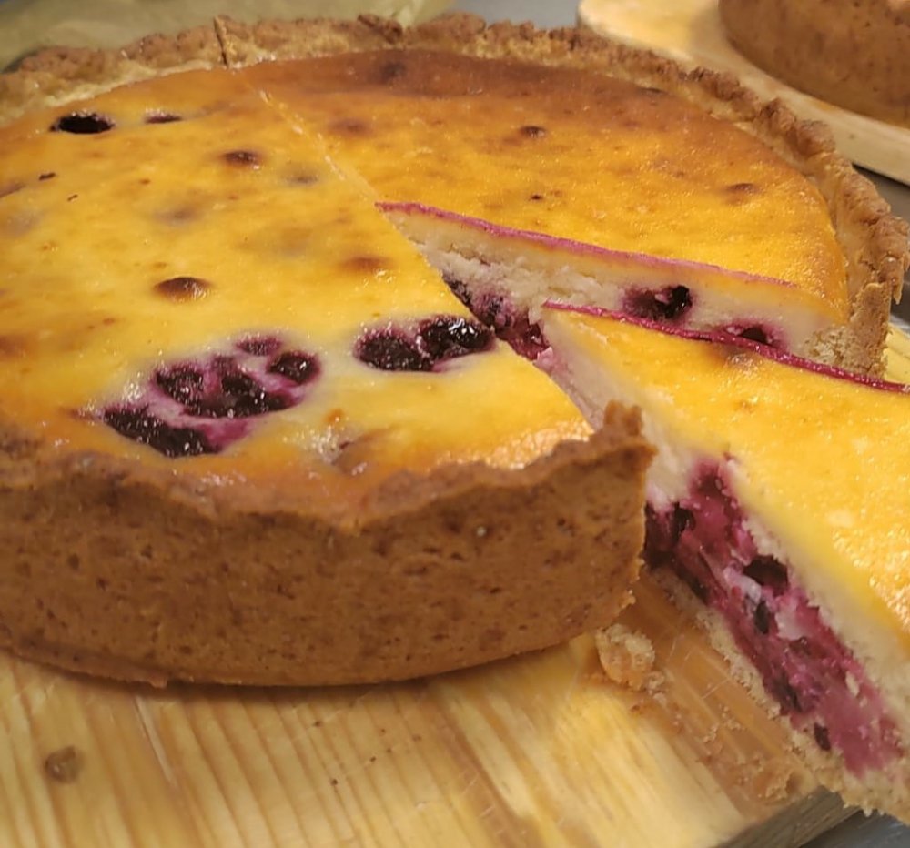 Творожный пирог с черной смородиной