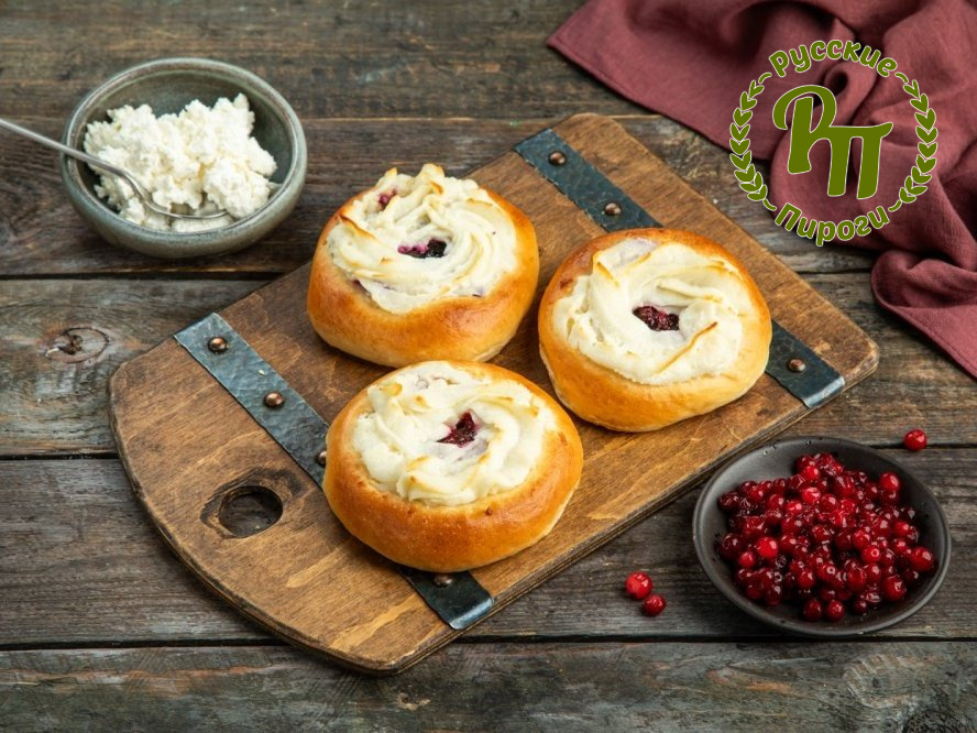 Ватрушки с творогом и брусникой 3шт