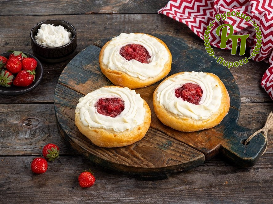 Ватрушки с творогом и клубникой 3шт